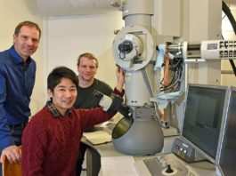 Prof. Dr. Falko Langenhorst (v.l.n.r.), Dr. Toru Matsumoto und Dr. Dennis Harries haben Staubpartikel des Asteroiden „Itokawa“ mit einem Transmissionselektronenmikroskop untersucht (Foto: Anne Günther/FSU)