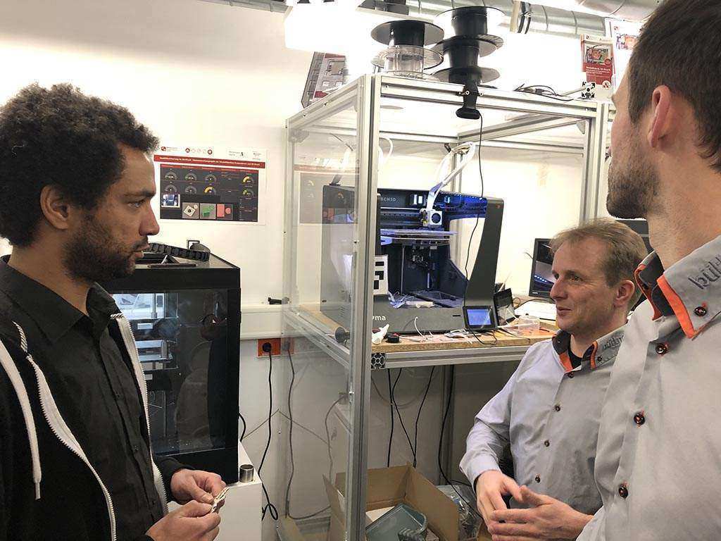 Von links: Patrick Ongom-Along stellt Ronny Büttner und Benjamin Köhler die Modellfabrik 3D-Druck vor Foto: Christian Erfurth