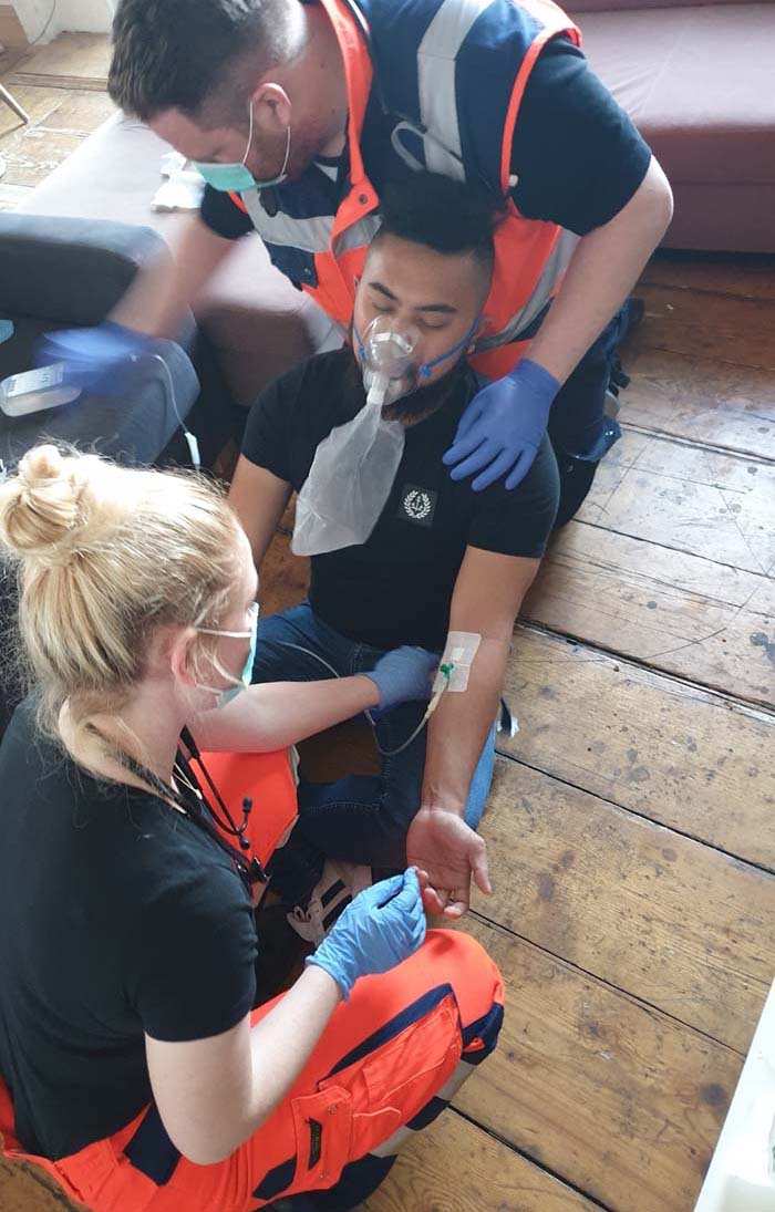 Maria Hädrich (li.) und Jonas Reimann (hinten) bei einer Einsatz-Übung für die Versorgung eines Notfallpatienten im häuslichen Bereich (Fallbeispiel präklinische Versorgung) Foto: privat