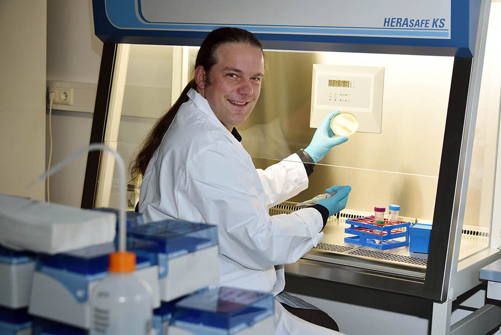 Mikrobiologe Prof. Dr. Christian Jogler von der Universität Jena erforscht im Wasser lebende Planctomyceten. (Foto: Anne Günther/FSU)