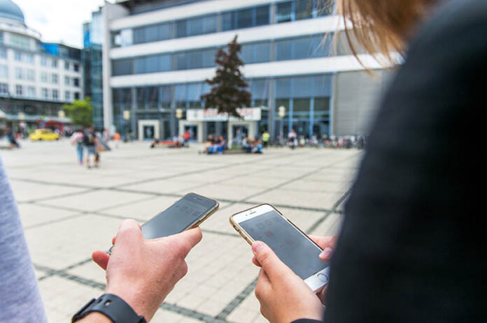 Trotz der durch die Corona-Pandemie bedingten Einschränkungen können Studieninteressierte die Universität Jena über das digitale Informationsangebot kennenlernen – zum Beispiel mit ihren Smartphones. (Foto: Christoph Worsch/FSU)
