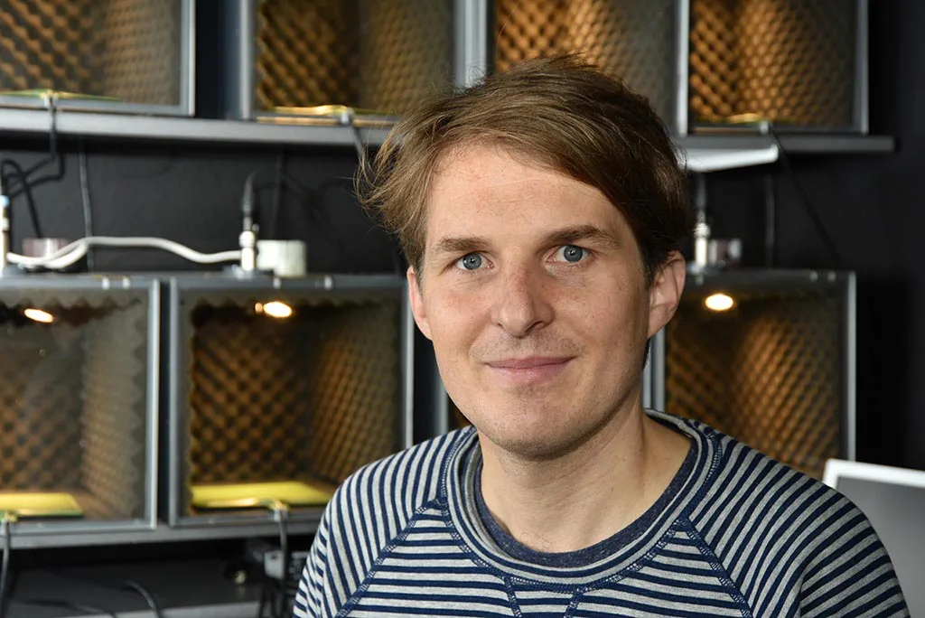 Prof. Dr. Holger Schielzeth von der Uni Jena gehört zum Team, das die gezielte Einbeziehung von Variationen in die Gestaltung der Tierversuche empfiehlt, um den Bereich zu vergrößern, auf den die Ergebnisse zuverlässig übertragen werden können. (Foto: Jan-Peter Kasper/FSU)