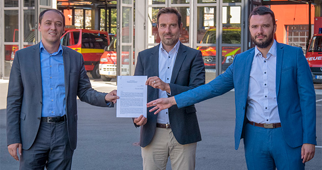 Unterzeichnung des Letter of Intent Telekom mit Bürgermeister Christian Gerlitz (l.), Peter Unger (Telekom) , Dezernent Benjamin Koppe (r.). (Foto: Stadt Jena)