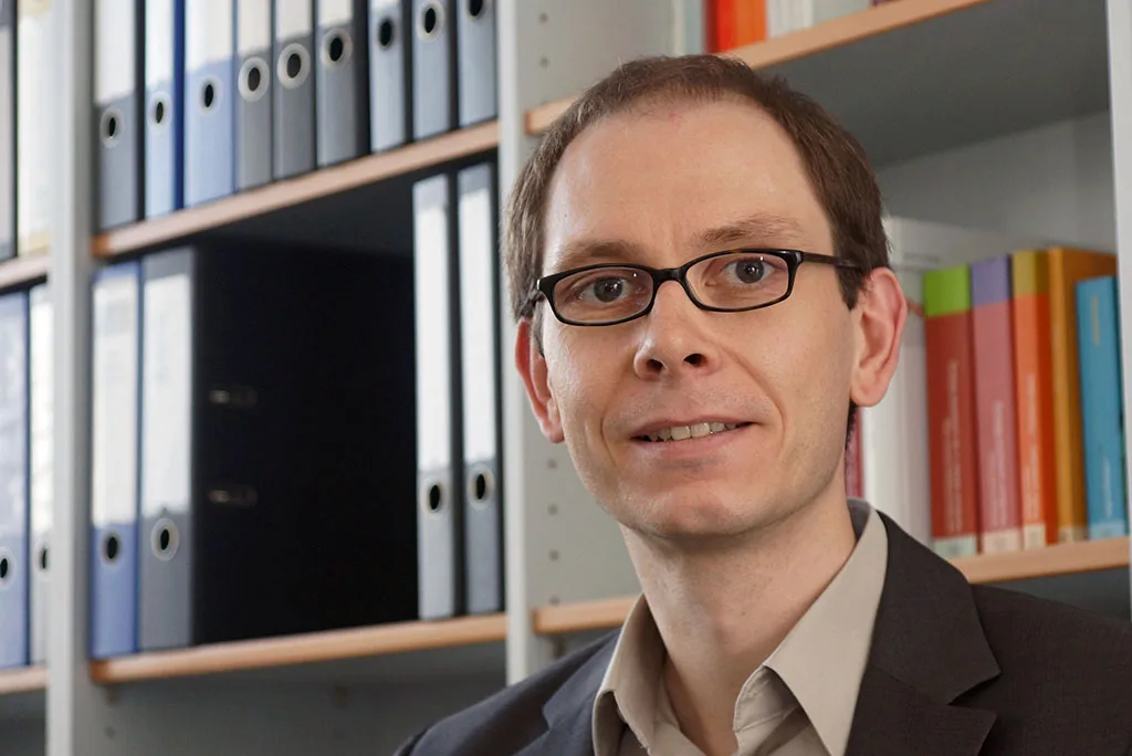 Politikwissenschaftler Prof. Dr. Michael May von der Universität Jena hat gemeinsam mit einer Kollegin einen praxisnahen Band zum Thema Rechtsextremismus in Schulen herausgegeben. (Foto: Anne Günther/Uni Jena)