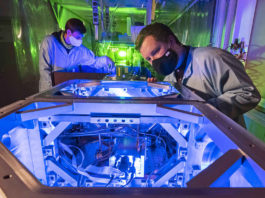 Dr. Frederik Tuitje (r.) und Tobias Helk von der Universität Jena bereiten den Aufbau für die Untersuchung einer Laser-Plasma-Quelle vor. (Foto: Jens Meyer/Uni Jena)