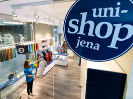 Jenaer Uni-Shop wiedereröffnet Zum zehnjährigen Jubiläum lockt der neu gestaltete Shop der Universität Jena mit erweitertem Angebot