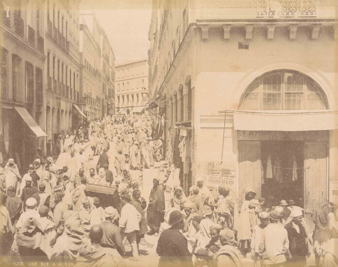Die Sammlung enthält u.a. Momentaufnahmen, etwa eine belebte Straßenszene in Algier. (Foto: Alexandre Leroux/Universitätsbibliothek Jena)