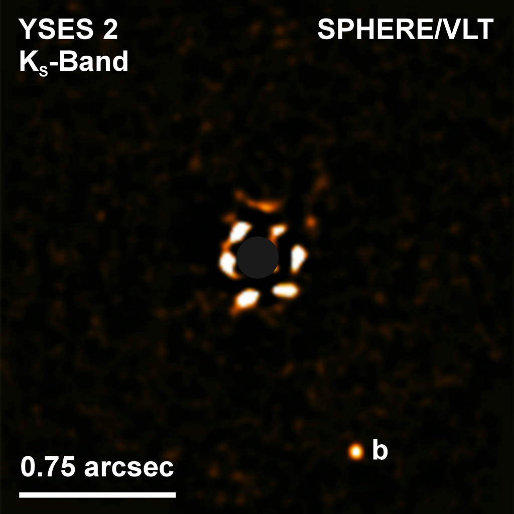 Der junge, sonnenähnliche Stern YSES 2, aufgenommen am 08.12.2020 im Ks-Band (ca. 2.2µm) mit SPHERE am Nasmyth-Fokus von Melipal, einem der vier 8.2m Teleskope des Very Large Telescope am Paranal Observatorium der Europäischen Südsternwarte in Chile. Der Stern befindet sich in der Bildmitte hinter einer Koronagraphenmaske (graue Kreisfläche, Radius von 0.1 Bogensekunden). In dieser SPHERE-Aufnahme ist der neu entdeckte Exoplanet YSES 2b ca. 1 Bogensekunde südlich von seinem Mutterstern zu erkennen. (Abbildung: Markus Mugrauer/Universität Jena)
