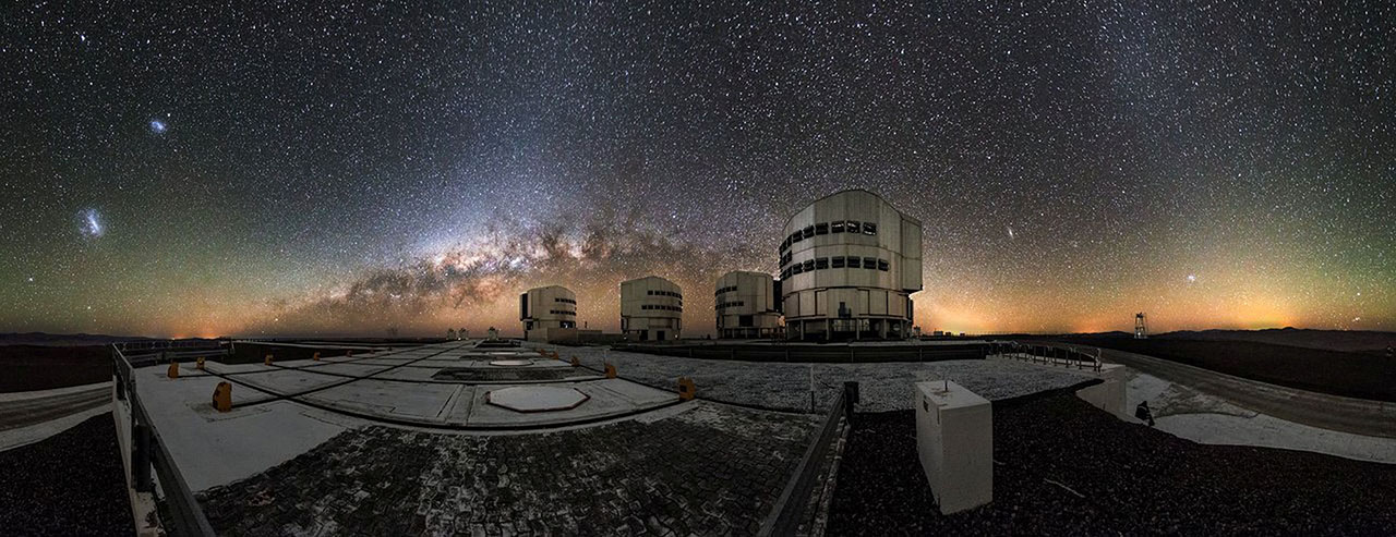 Das Very Large Telescope (VLT) der ESO steht auf 2.500 Metern Höhe in der Atacama-Wüste in Chile. (Foto: M. Claro/ESO)