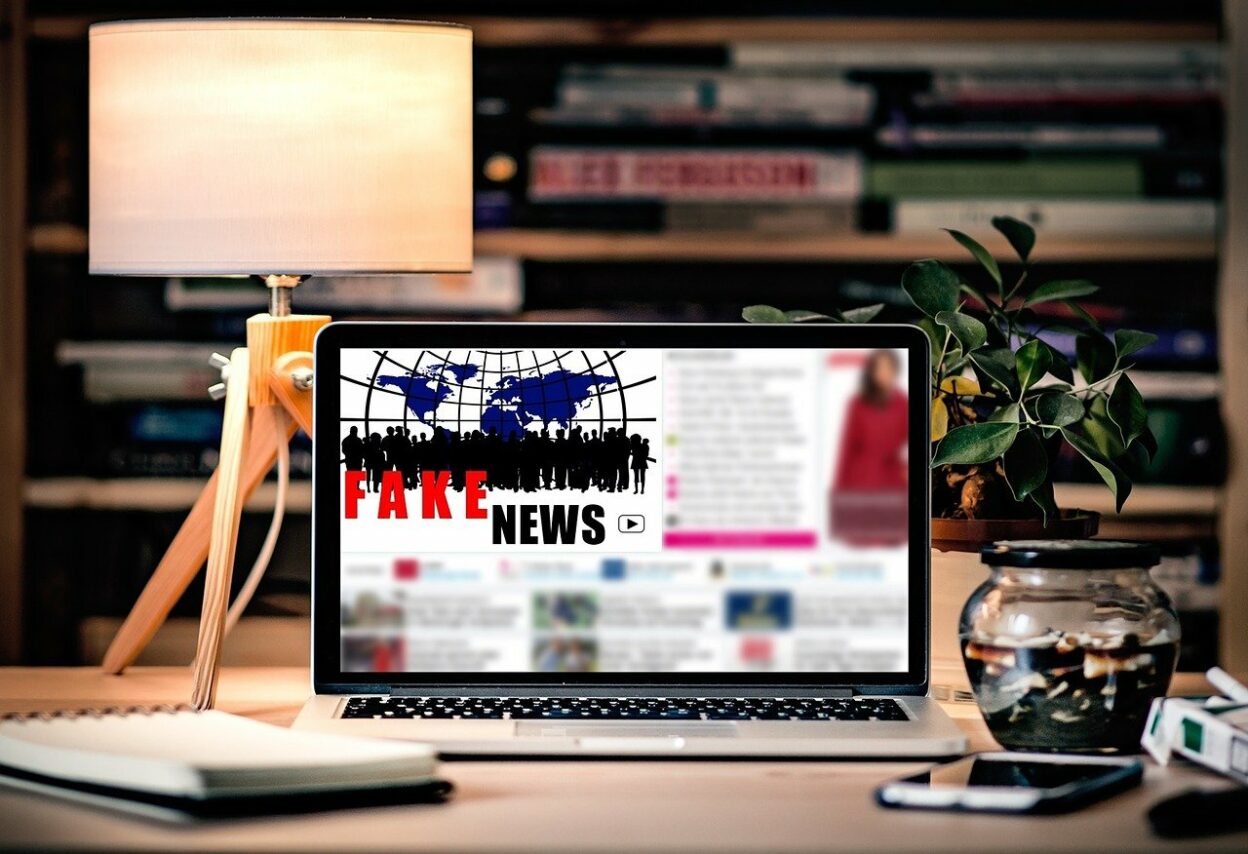 Fake-News, Verschwörungstheorien, Hate Speech und Filterblasen in Sozialen Medien, Internet und Co