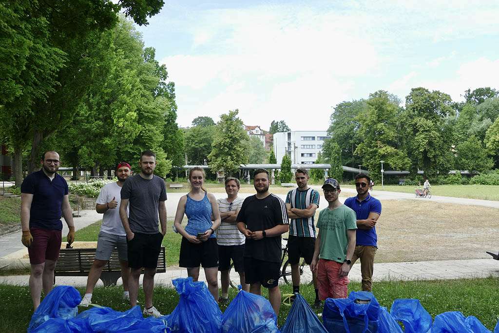 20 Müllsäcke mit Unrat, Müll und Glasscherben - Aufräumen im Paradiespark in Jena (Foto: RCDS Jena)