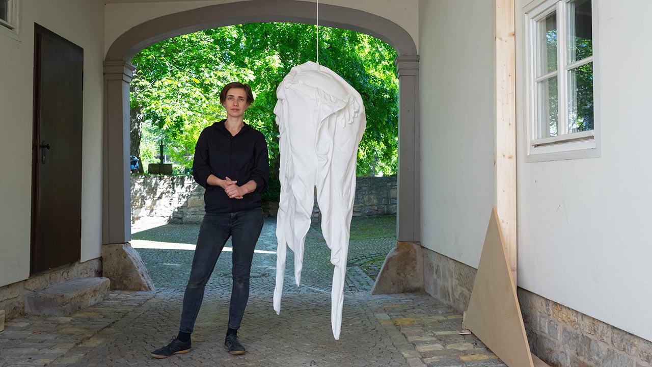 Agnes Lammert präsentiert ihre Skulptur "hoist that rag" im FrommannschenSkulpturenGarten 2021. (Foto: Jens Meyer / Universität Jena)