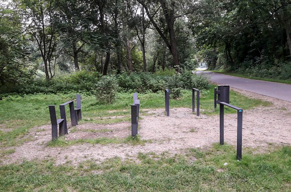 Holzauflagen wurden säuberlich von den Metallträgern abgetrennt.