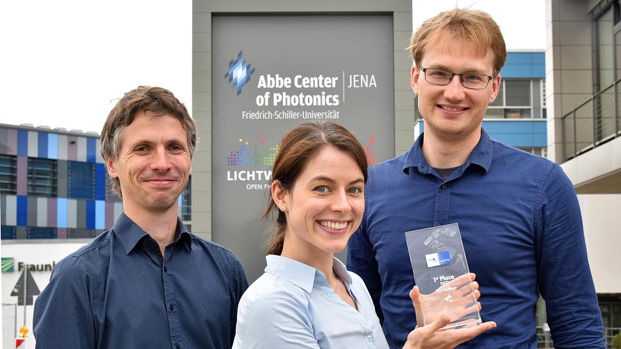Dr. Falk Eilenberger (l.), Kim Lammers (m.) und Dr. Tobias Vogl (r.) sind Teil des Gewinnerteams. (Foto: Anne Günther / Universität Jena)