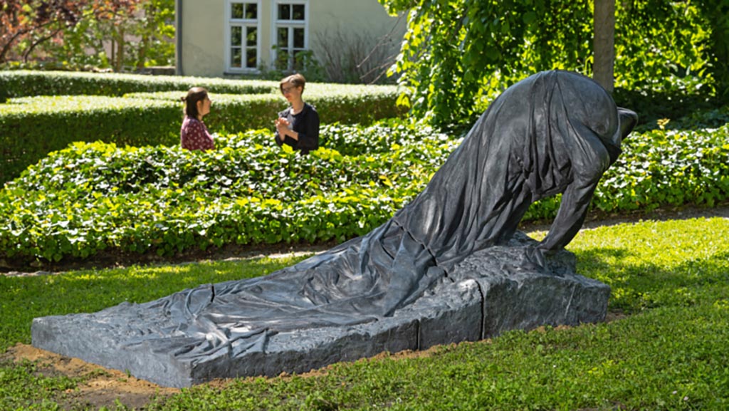 Agnes Lammerts Skulptur "mud" im Frommannschen Garten, hinten: A. Lammert (re.) & J. Rönsch (li.) // Foto: Jens Meyer (Universität Jena)