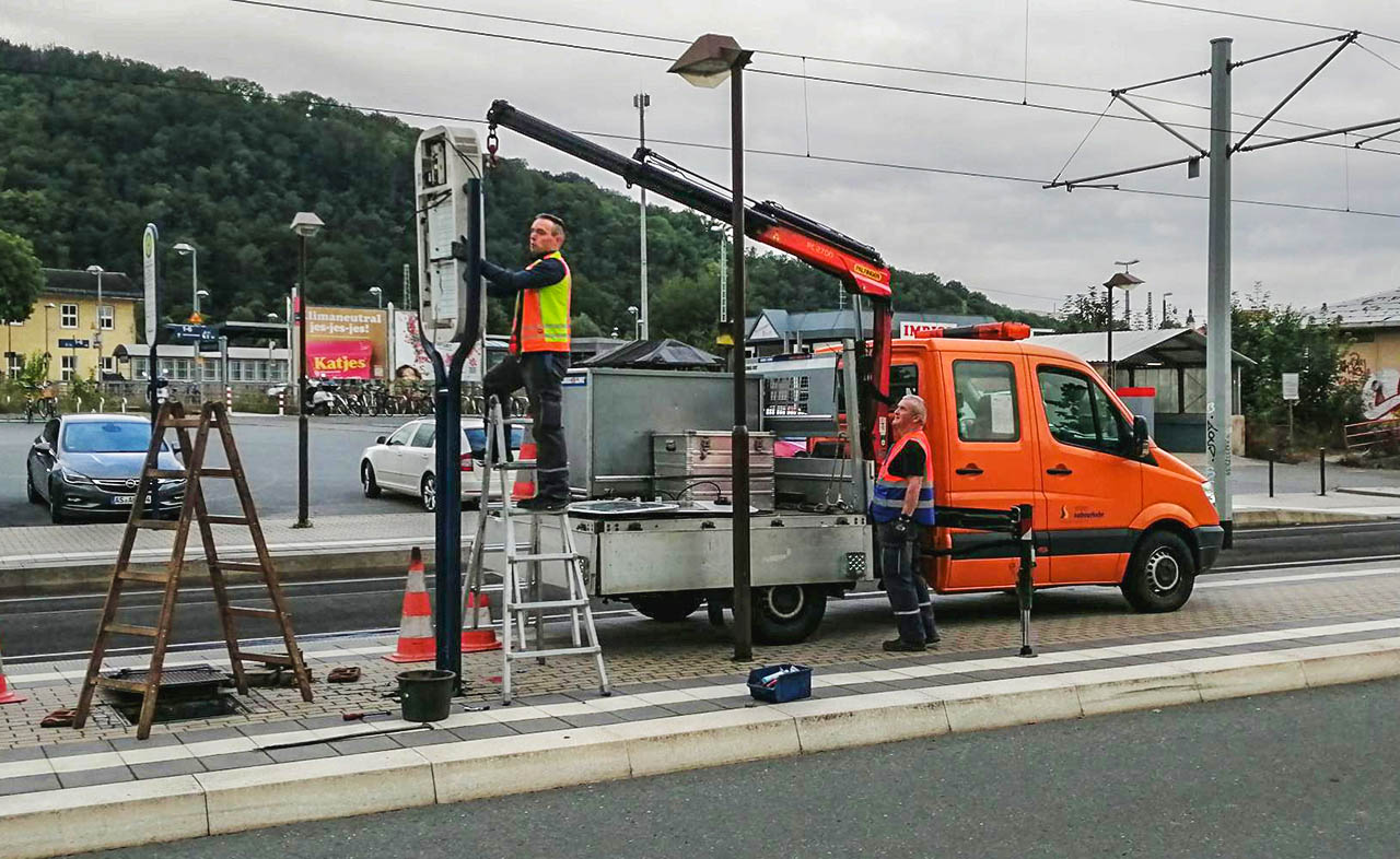 Die zwölf Jahre alten digitalen Haltestellenanzeigen an der Straßenbahnhaltestelle Bahnhof Göschwitz, wurden in dieser Woche demontiert. In wenigen Wochen werden hier durch den Jenaer Nahverkehr sogenannte Dynamische Fahrgastinformationssäulen (DFI) der fünften Generation installiert. Foto: JNV