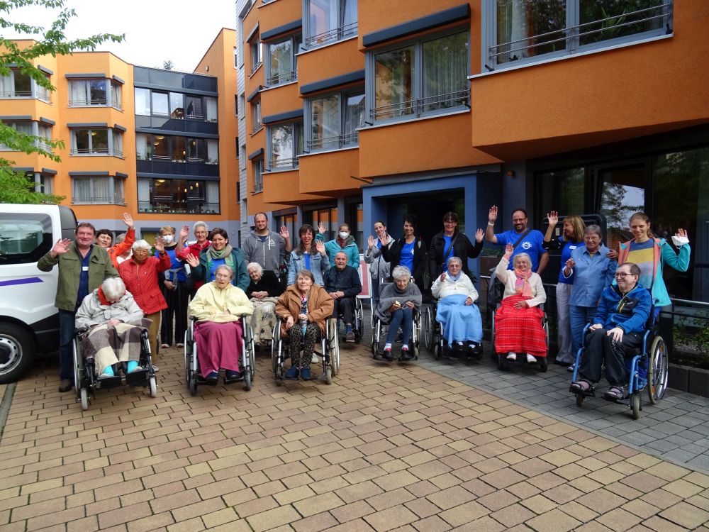 Die Senior*innen vom Seniorenwohnen am Villengang freuen sich über zahlreiche Freiwillige, die ihnen einen schönen Ausflug durch das Paradies und zum Eisessen ermöglichen. (Foto: Bürgerstiftung Jena)