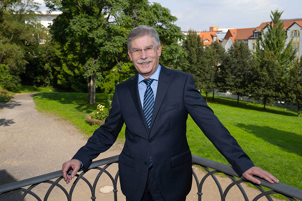 Porträt des scheidenden Kanzlers Dr. Klaus Bartholmé (Foto: Jens Meyer/Universität Jena)