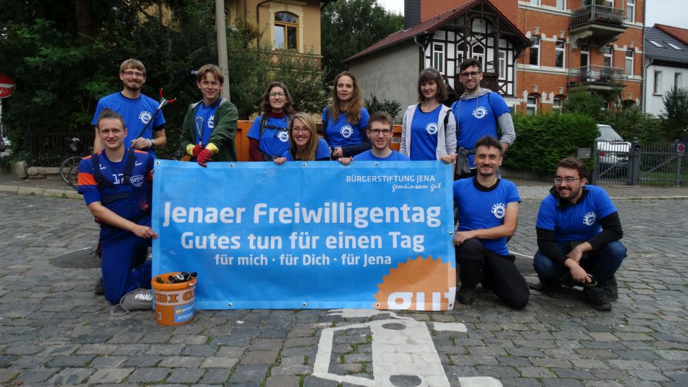 30 Freiwillige und darunter einige Politiker wie Reinhard Bütikofer von den Grünen beteiligten sich am Leutraputz, organisiert vom Ortsteilrat Jena West. (Foto: Bürgerstiftung Jena)