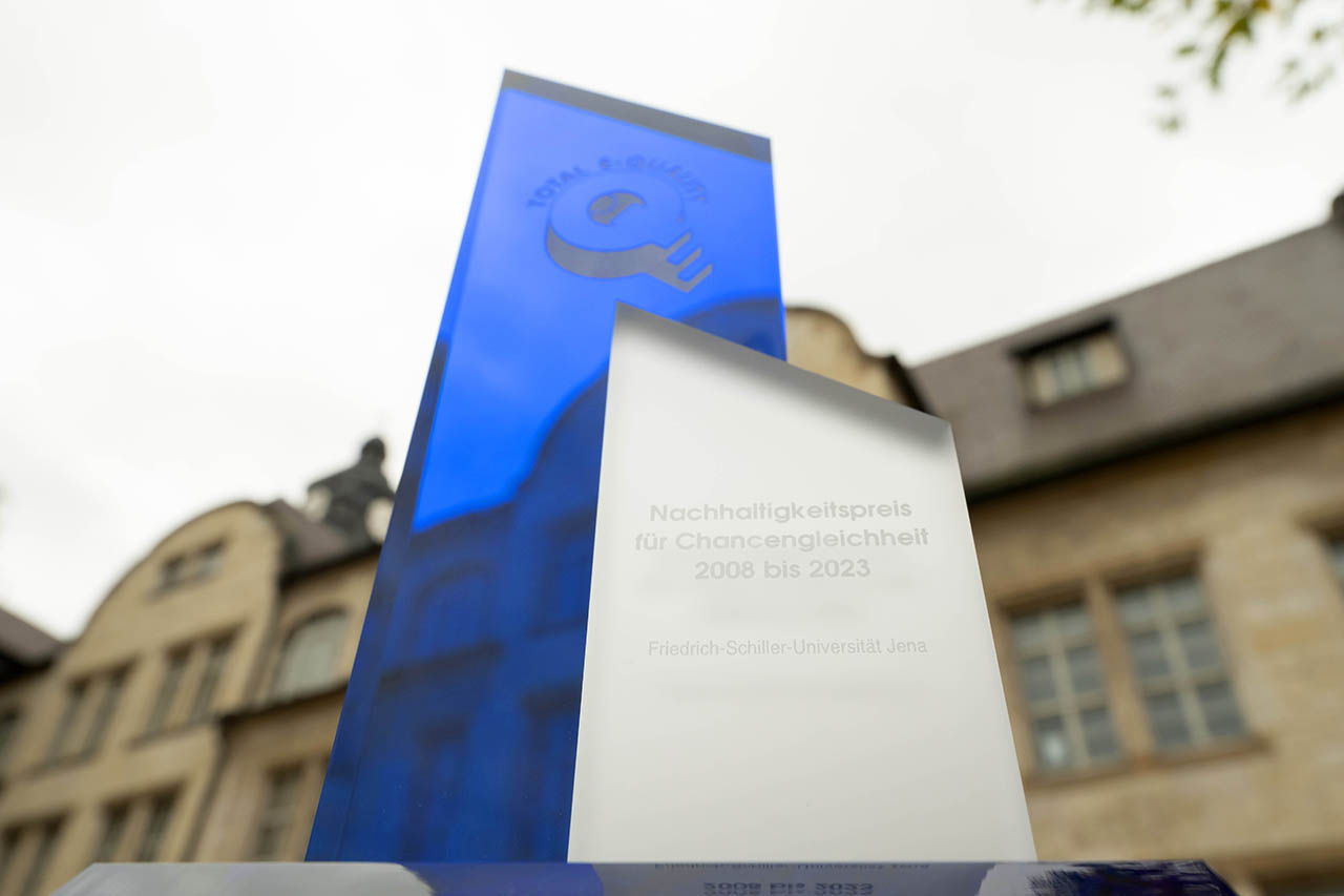 Die Universität Jena wird für ihren nachhaltigen Einsatz für Chancengerechtigkeit ausgezeichnet. (Foto: Jens Meyer / Universität Jena)