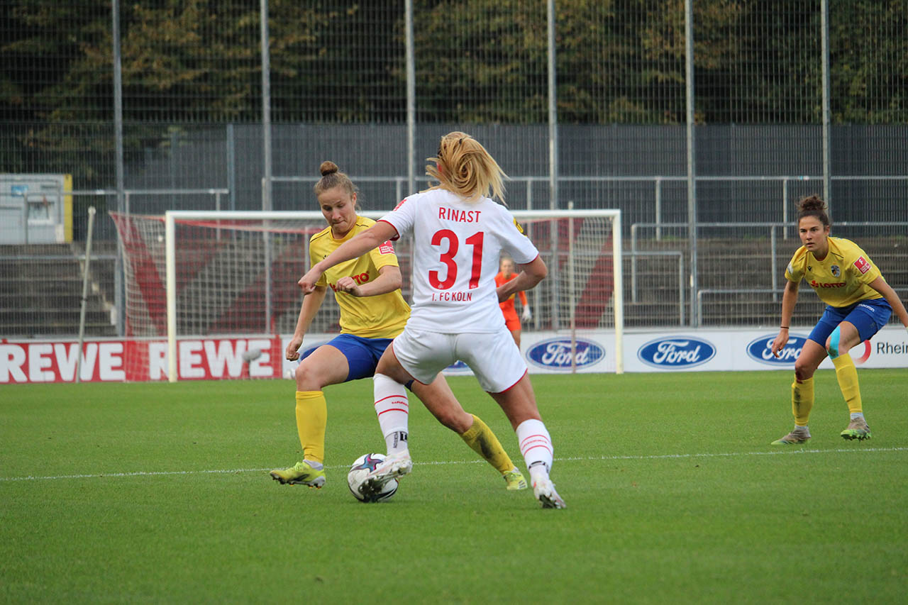 Nicole Woldmann im Zweikampf mit Kölns Rachel Rinast, Foto: Hannes Seifert / FC Carl Zeiss Jena
