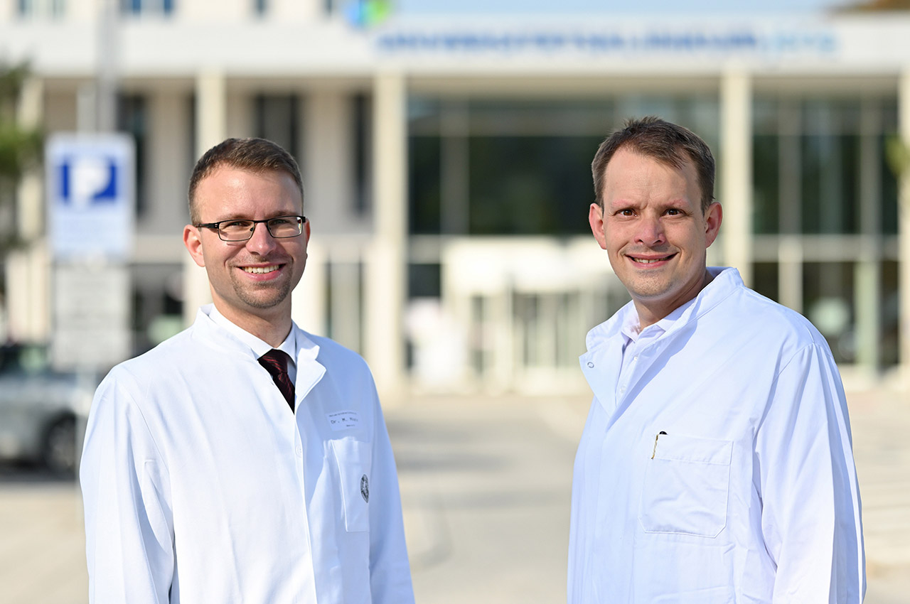 Ein Digital-Fellowship geht an die Mediziner PD Dr. Marcel A. Kamp (r.) und Dr. Matthias Mäurer. (Foto: Michael Szábo/UKJ)