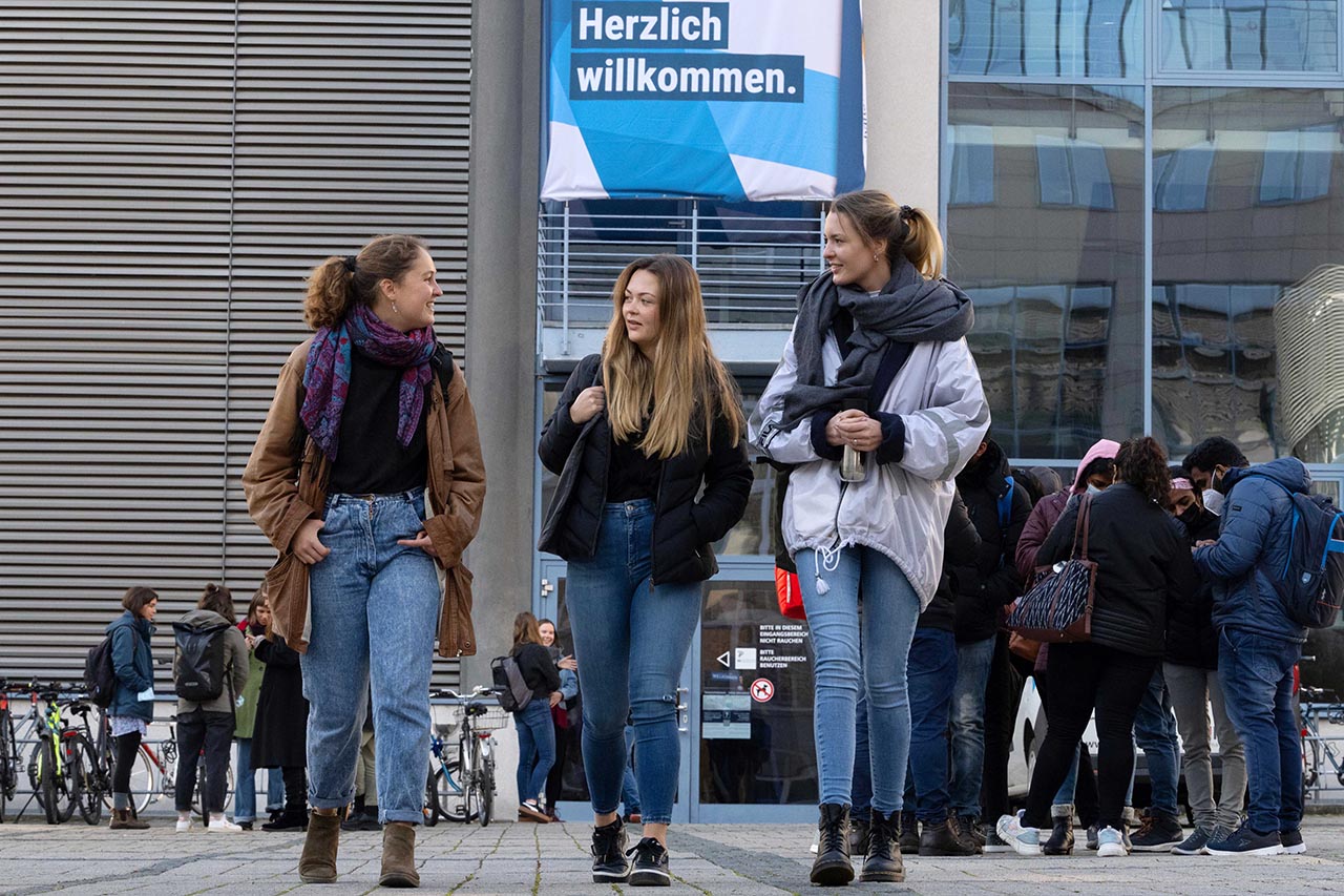 Der Campus der Universität Jena ist so lebendig wie viele Monate nicht mehr, schließlich sind zum Vorlesungsstart über 17.700 Studierende immatrikuliert.  (Foto: Jens Meyer/Universität Jena)