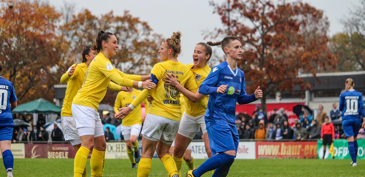 Anna Weiß, Verena Volkmer und Nicole Woldmann jubeln nach dem 0:1, Foto: Hannes Seifert / FC Carl Zeiss Jena   