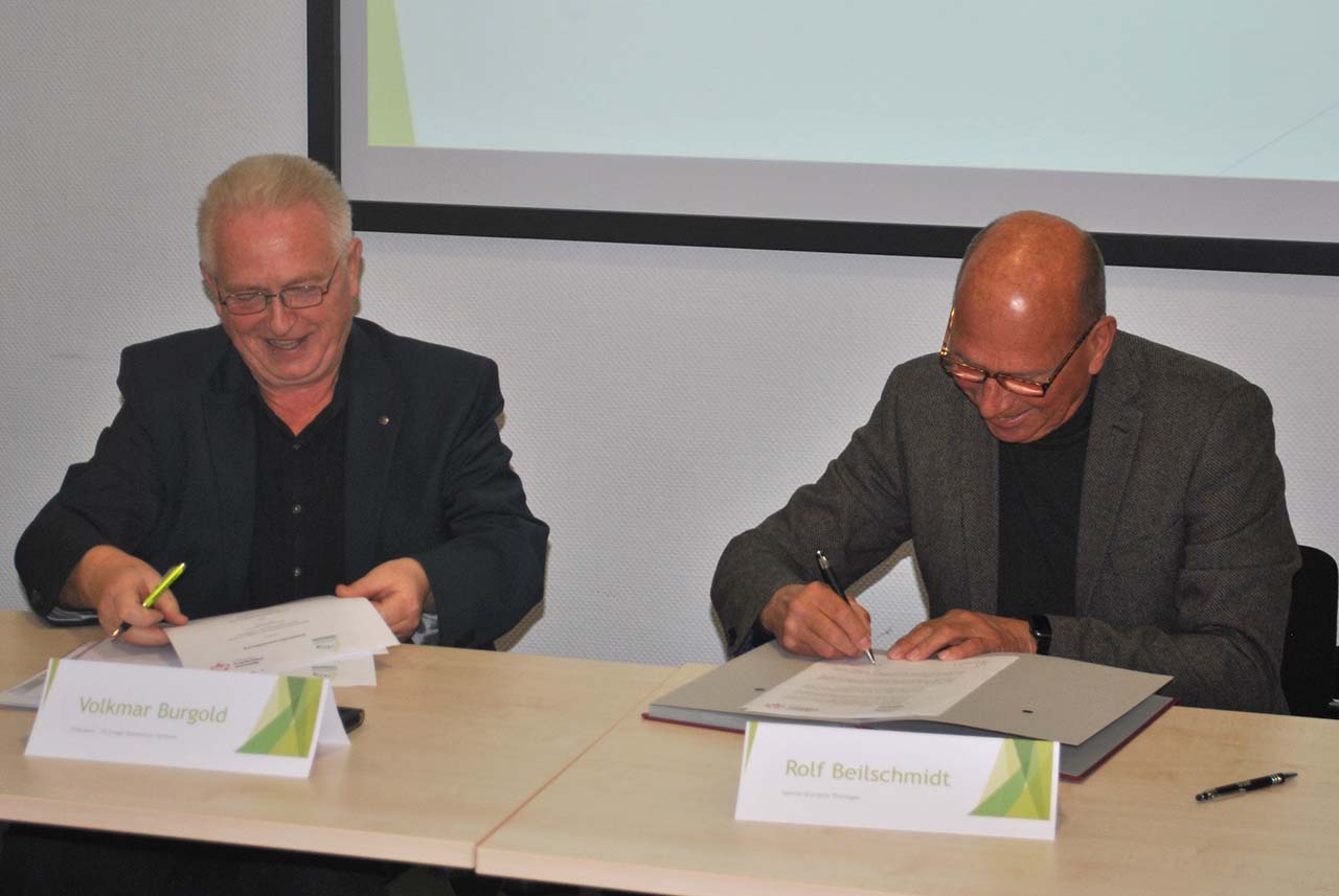 Volkmar Burgold (Präsident des Thüringer Badminton-Verbandes) und Rolf Beilschmidt (Präsident von Special Olympics Thüringen) unterzeichnen eine Kooperationsvereinbarung. Foto: Christoph Jury