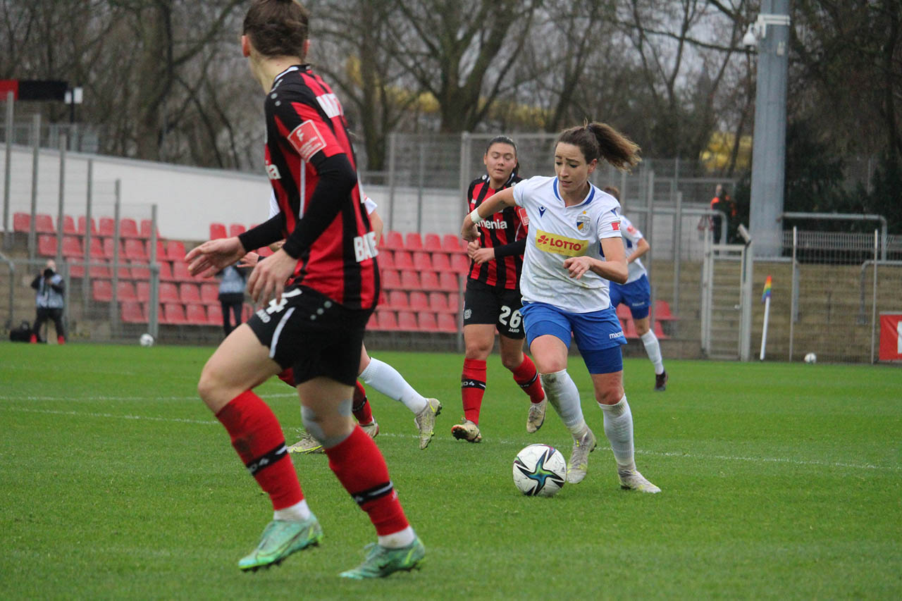 Jenas Julia Arnold am Ball. Foto: Hannes Seifert // FC Carl Zeiss Jena