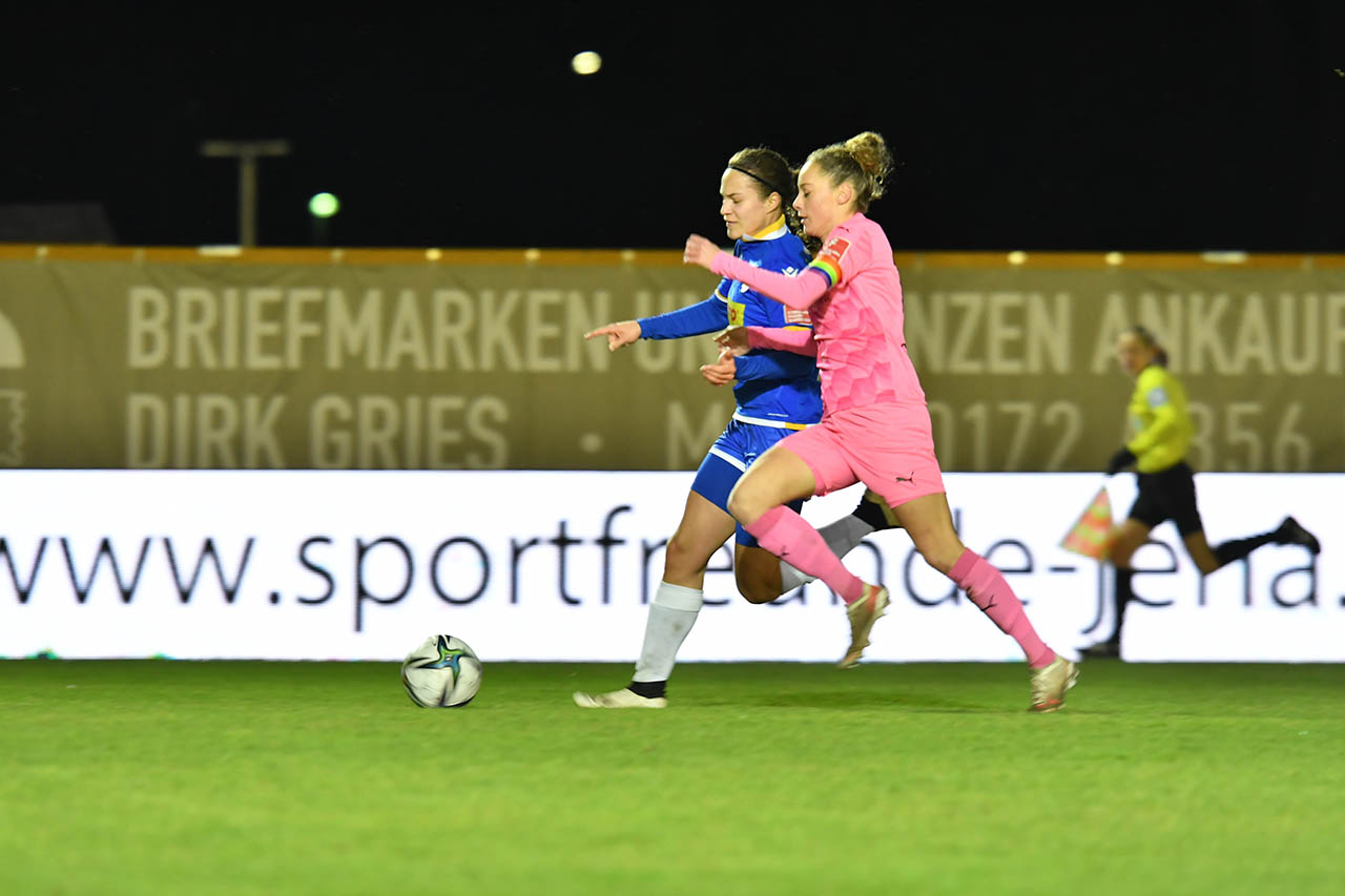 Hannah Mesch gegen Essens Jacqueline Meißner // Foto: Karim El Boujdaini / FC Carl Zeiss Jena