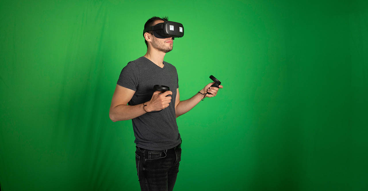MPSP-Doktorand Carlos Sevilla probiert die neue VR-Technologie der School aus, die auch für den Escape Room angewendet werden könnte.  (Foto: © Max Planck School of Photonics)
