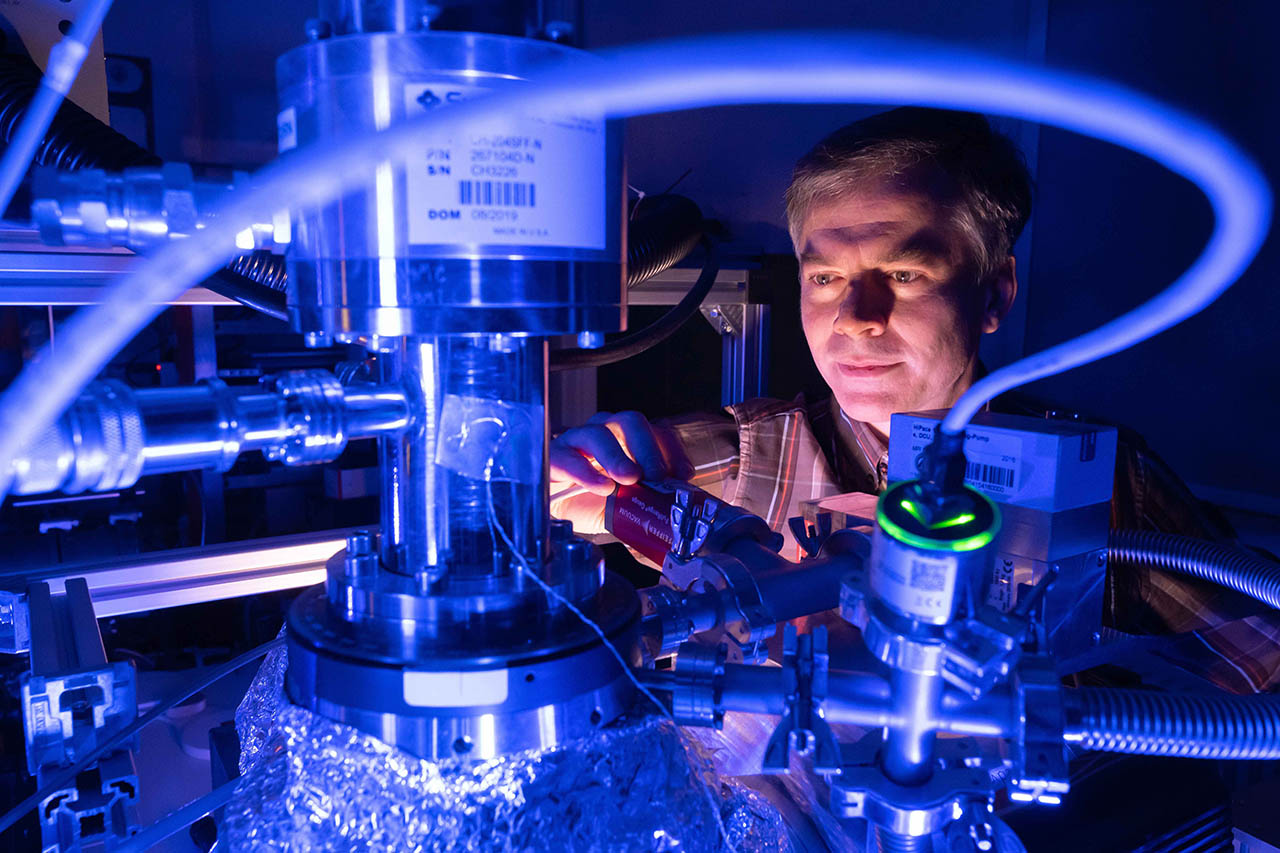 Dr. Serge Krasnokutski untersucht in einer Vakuum-Kammer die Bildung von Biomolekülen. Foto: Jens Meyer/Universität Jena