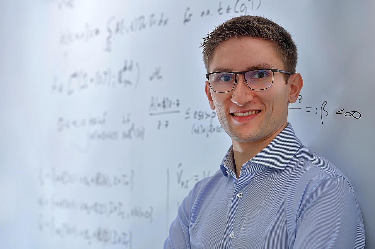 Roland Maier will in seinen Lehrveranstaltungen Studierende für Mathematik begeistern. (Foto: Jürgen Scheere/Universität Jena)