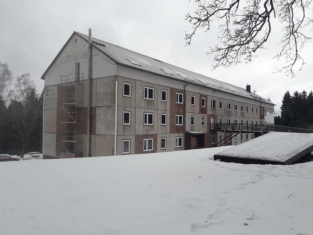 Das "Neue Haus" in der Nähe von Tambach-Dietharz wurde zwischen 1991 und 2003 als erste Asylunterkunft Thüringens genutzt. (Foto: Emilia Henkel/Universität Jena)