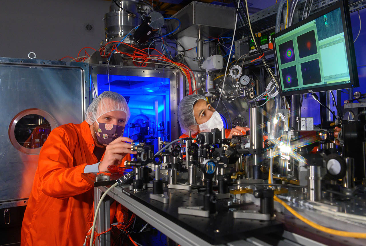 Prof. Dr. Malte Kaluza (l.) und Dr. Yasmina Azamoum bereiten ein Experiment zur Beschleunigung von Protonen mit Laserpulsen des POLARIS-Systems vor. (Foto: Jens Meyer /Universität Jena)