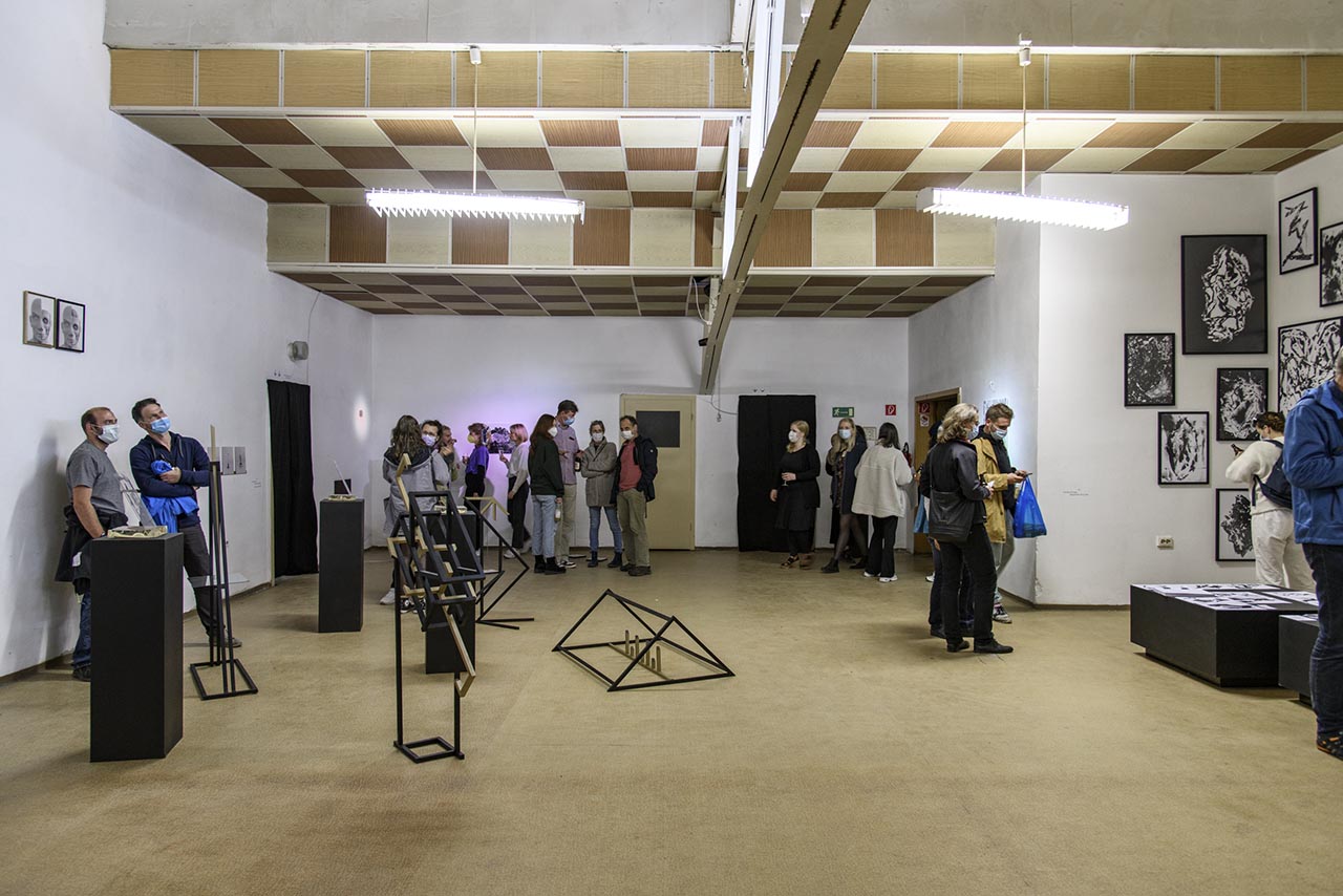 Im Oberlichtsaal des Trafo-Magazins wurde im Oktober 2021 eine Ausstellung eröffnet. Foto: Leonie Lindl