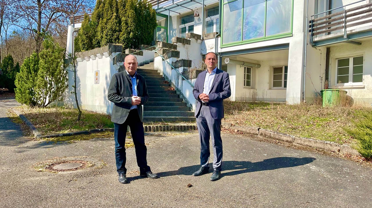 Dezernent Eberhard Hertzsch und Bürgermeister Christian Gerlitz vor der neuen Unterkunft für Geflüchtete in Jena-Zwätzen, Foto: Stadt Jena