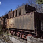 Skurrile Leidenschaft und nostalgisches Flair an verlassenen Orten - gepaart mit sehr viel rustikalen, rostigen Metall, was einst auf Schienen durch die Lande fuhr. Private Loksammlung im brandenburgischen Falkenberg. (Fotos: Frank Liebold // Jenafotografx