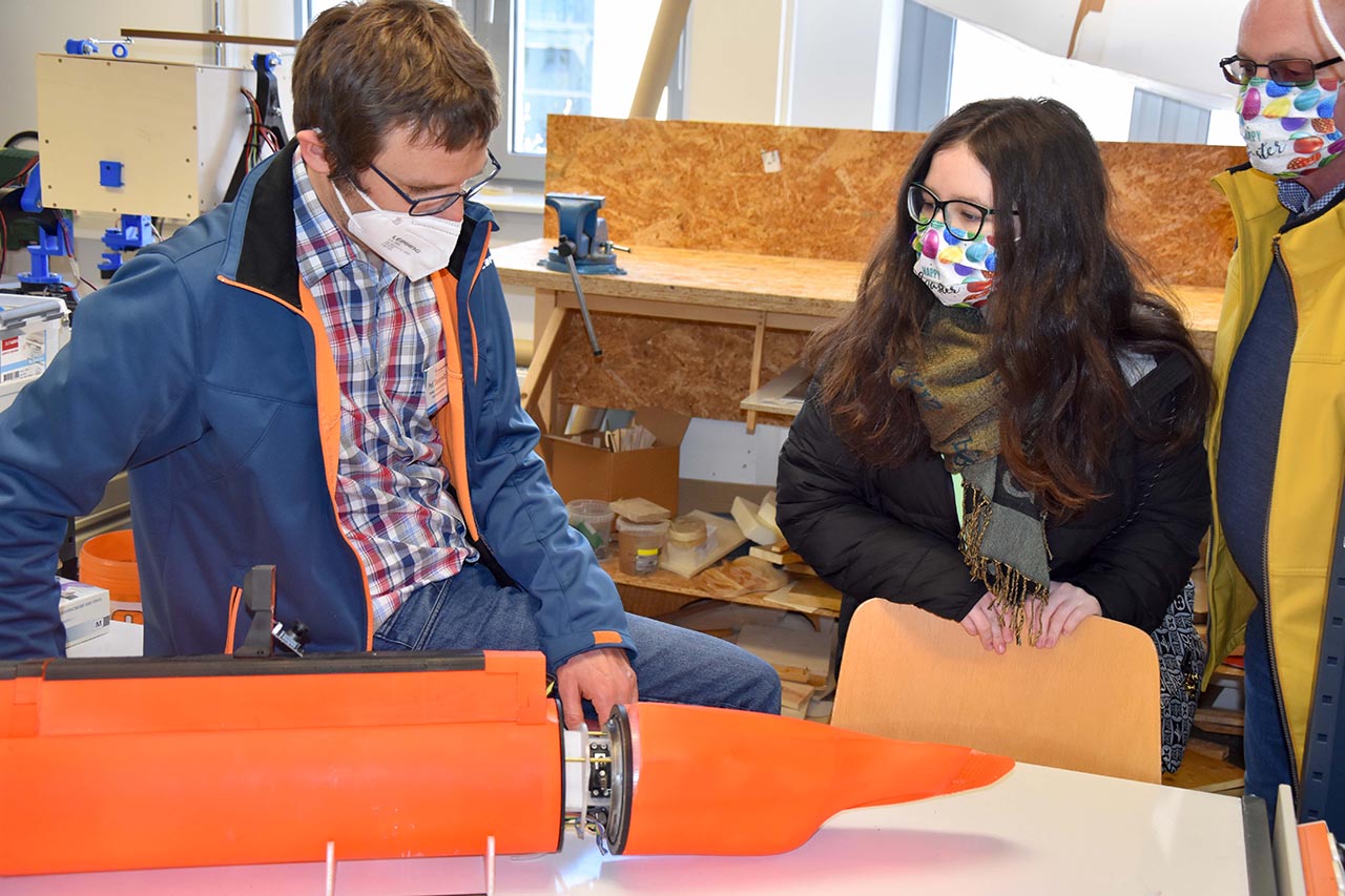  Leonie-Lisa Möller aus Weimar bekommt von Prof. Frank Dienerowitz in der Studierenden-Werkstatt „MakerSpace“ spannende Studienprojekte gezeigt. // Foto:  Marie Koch, EAH Jena