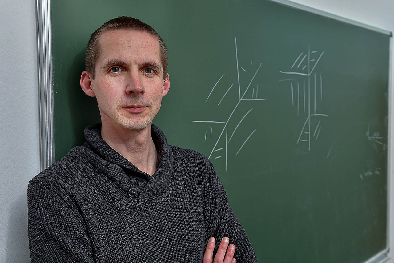 Hendrik Süß ist der neue Professor für Algebra der Friedrich-Schiller-Universität Jena.  (Foto: Jürgen Scheere/Universität Jena)