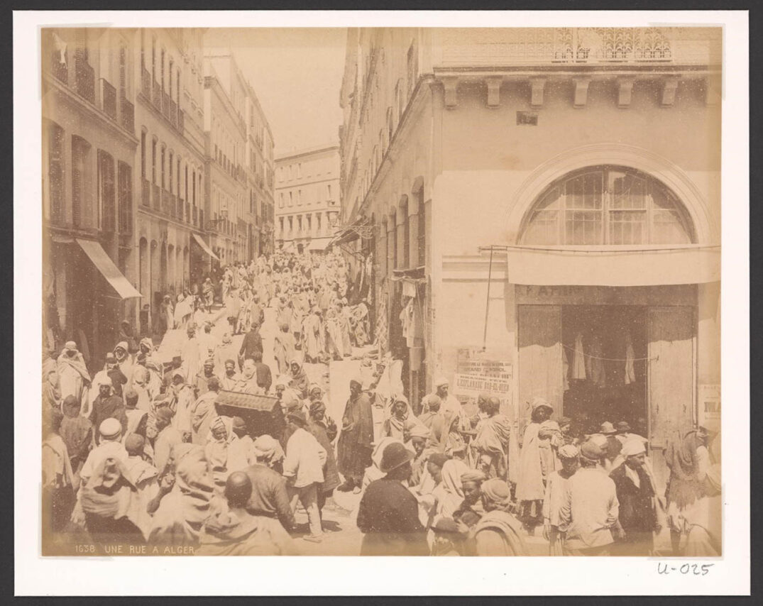 In der Ausstellung in der Universität Jena zu sehen: Eine Straße in Algier, ca. 1888. (Foto: Alexandre Leroux/ Alphons-Stübel-Sammlung früher Orientfotografien der Friedrich-Schiller-Universität Jena)