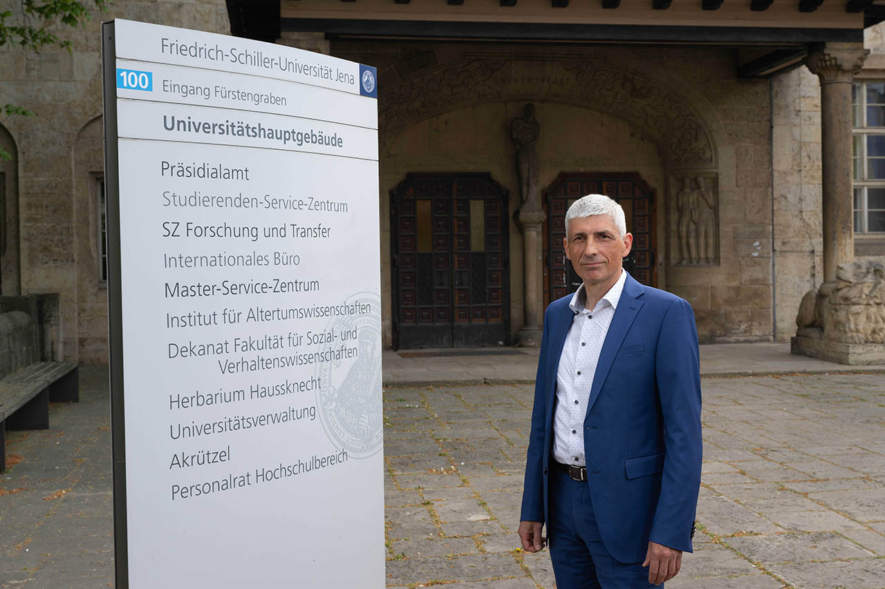 Dr. Thoralf Held vor dem Hauptgebäude der Friedrich-Schiller-Universität Jena, zu deren Kanzler er heute gewählt wurde.  (Foto: Jens Meyer/Universität Jena)