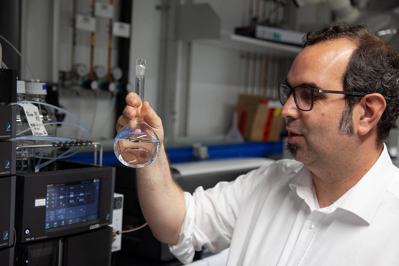 Der Jenaer Wissenschaftler Dr. Patrick Bräutigam untersucht Wasserproben. (Foto: Michael Stelter / Uni Jena)