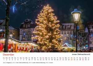 Jena Fotokalender 2024, Dezember – Weihnachtsbaum und Weihnachtsmarkt auf dem Marktplatz.