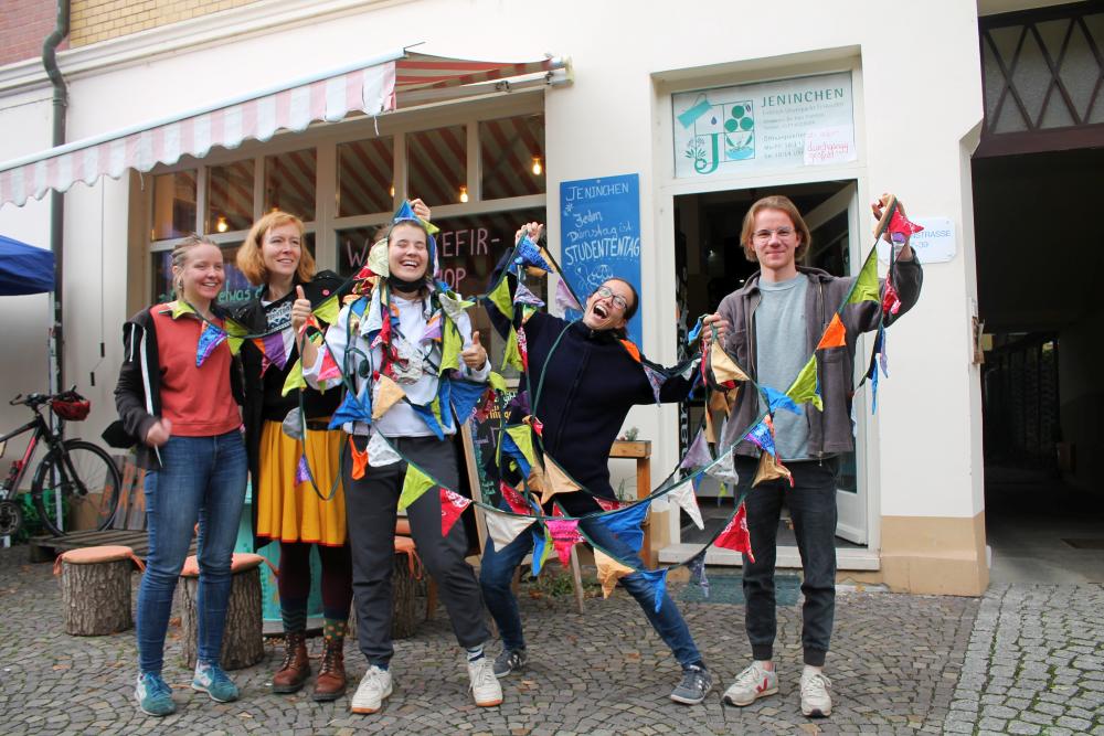 Jeninchen: Im Jeninchen Unverpackt-Laden nähren Freiwillige eine lange Wimpelkette für Stadtteilfeste und hatten viel Freude mit Stoff und Nähmaschine.