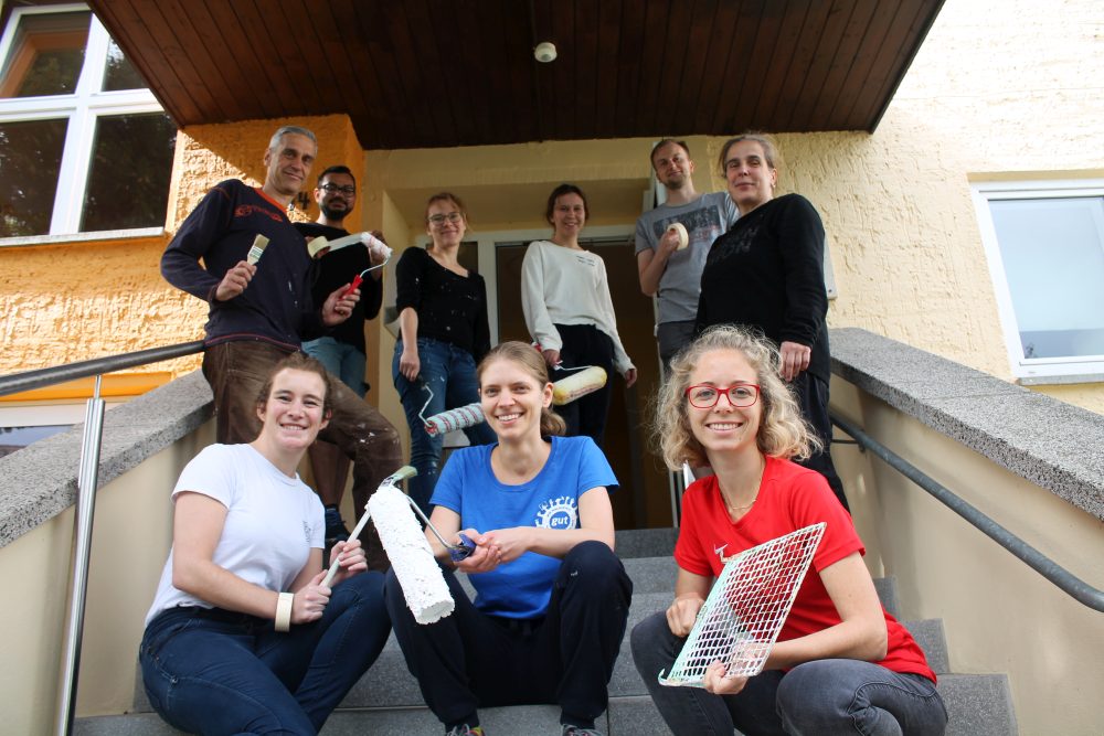 Kinderheim: Im Kinderheim am Friedensberg, das schon seit 18 Jahren fester Bestandteil des Freiwilligentages ist, strichen die Freiwilligen Wände im Flur und im Sportraum im schicken Eisblau.