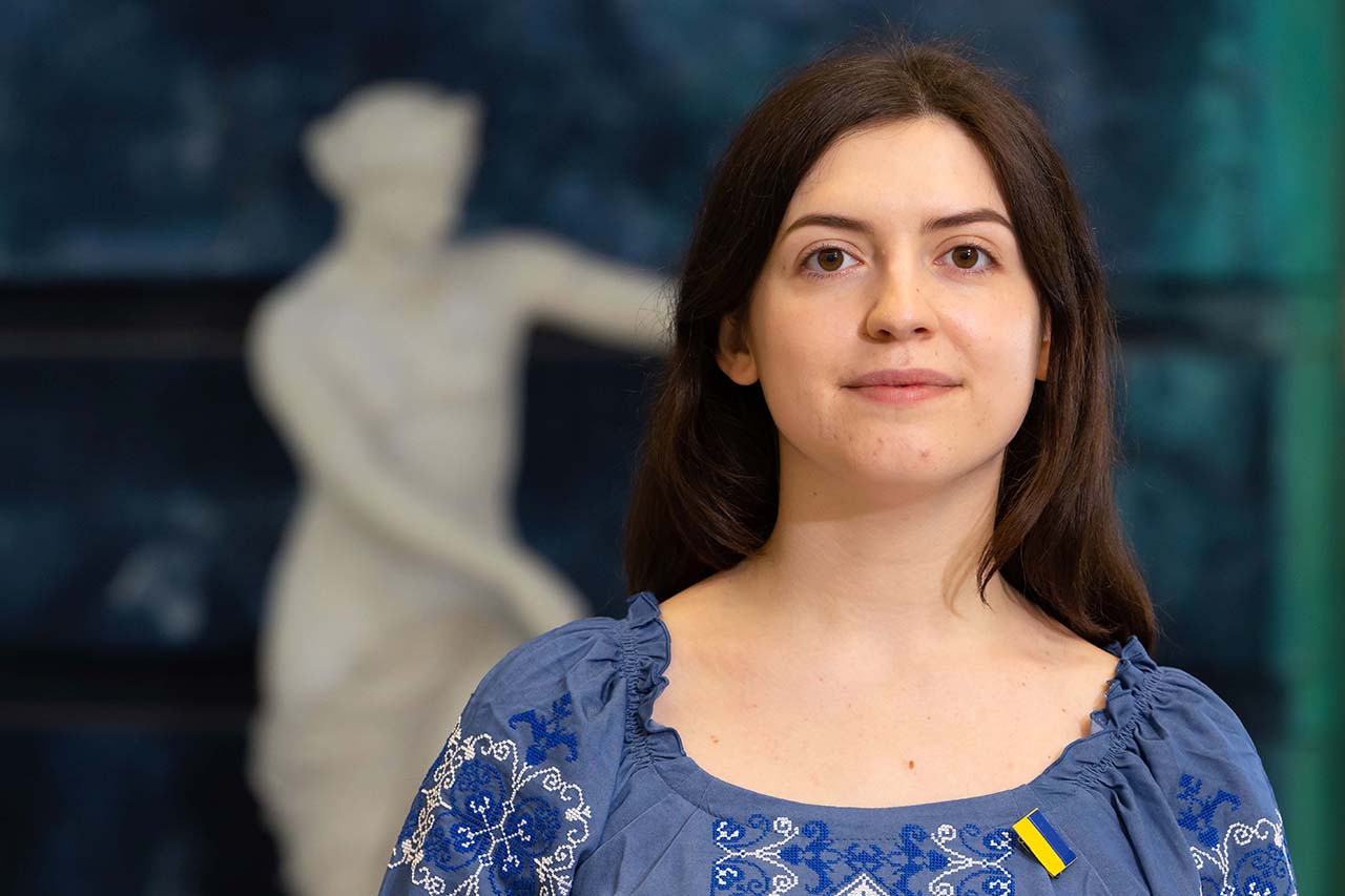 Die ukrainische Studentin Andriiana Raikova erhält den diesjährigen DAAD-Preis für internationale Studierende an der Friedrich-Schiller-Universität Jena.  (Foto: Jens Meyer/Universität Jena)