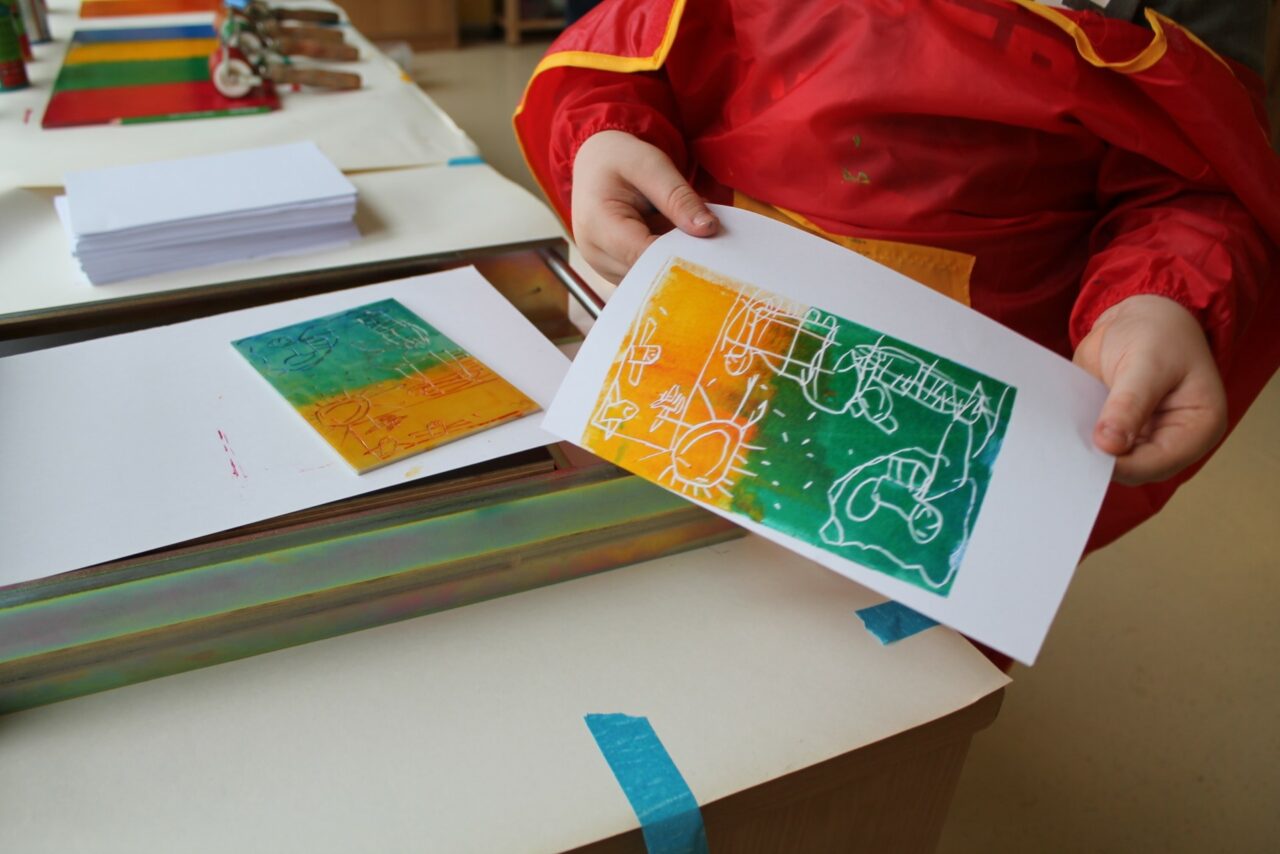 In der Bücherwerkstatt des Kiga Regenbogen können die Kinder selber Bücher herstellen. (Foto: Kiga Regenbogen)