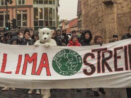 Klimastreik unter dem Motto „Es ist 5 nach 12!" am Freitag-Mittag in Jena, Foto: FFF Jena